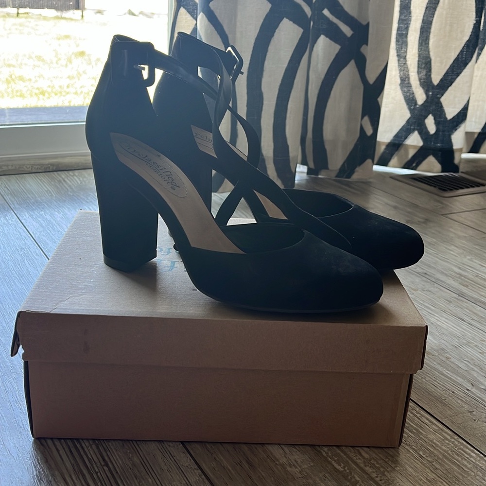 Cute black heels!